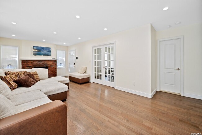 Building Photo - 987 Kings Pkwy