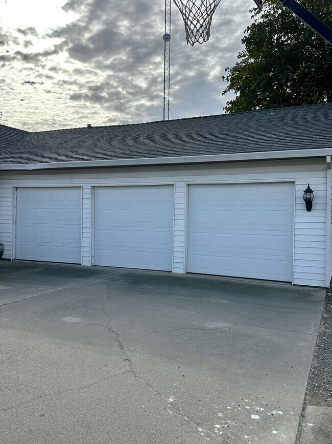 Foto del edificio - Beautiful Country Home! With Bonus Office/Den Room