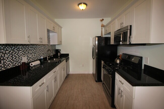 Foto del edificio - 815 Upland Rd