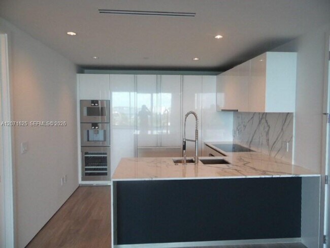 Foto del edificio - 10201 Collins Ave