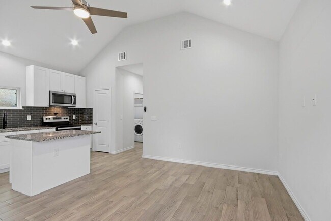 Foto del edificio - 16902 Balmoral St