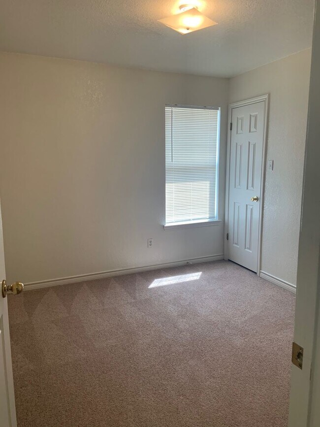 Building Photo - 4611 Chantz Dr. - Call LONGHORN PROPERTIES...