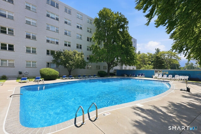 Building Photo - 889 Farmington Ave