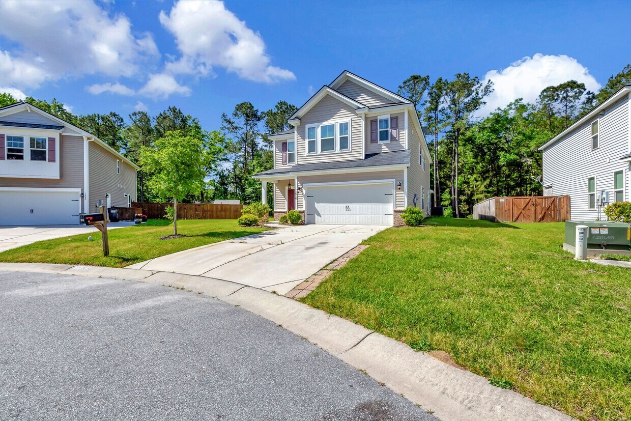Primary Photo - Welcoming 4-Bed Home with Space to Play & ...