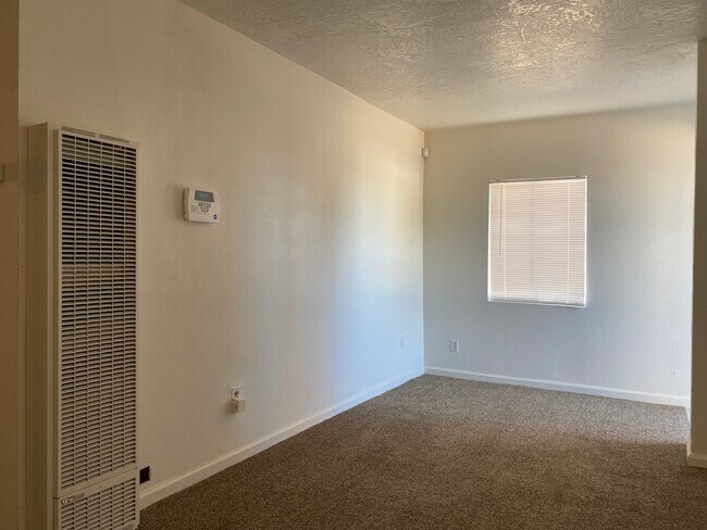 Building Photo - 561 Valley Ave