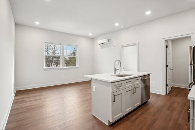 Building Photo - 472 Roxborough Ave