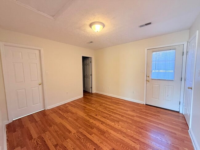 Building Photo - 429 Sara Leigh Dr