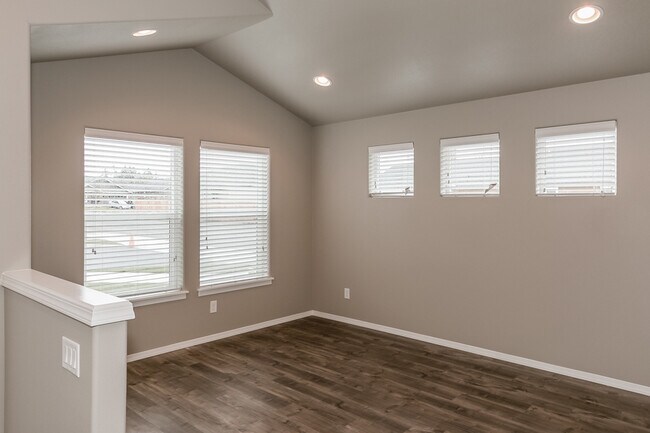 Building Photo - Beautiful 3 bedroom tiny home in Cottage Grove- River Walk Village