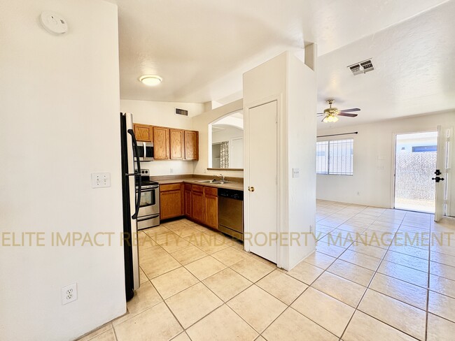 Building Photo - 3422 N Fontana Ave