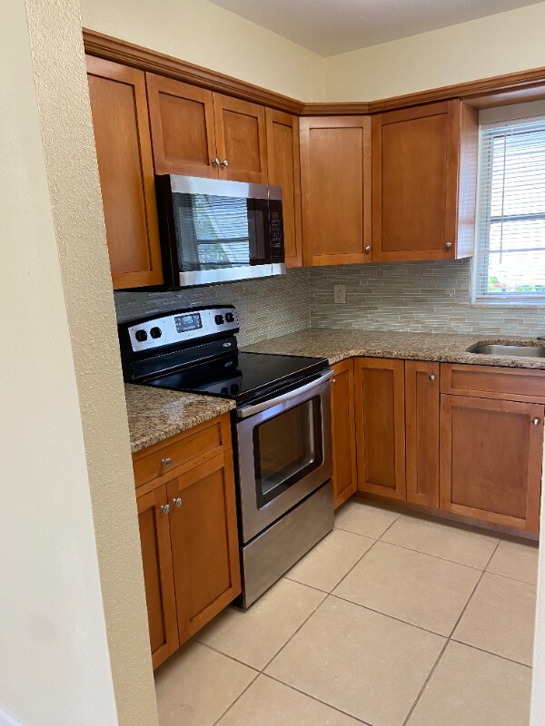 1165 Lake McGregor Dr, Fort Myers, FL 33919 Room for Rent in Fort Myers, FL