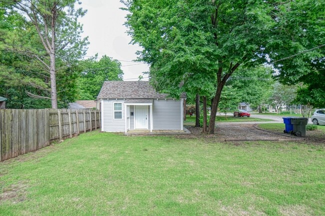 Building Photo - Charming Bungalow!