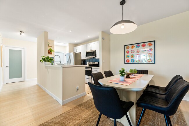 Foto del edificio - 8535 N West Knoll Dr