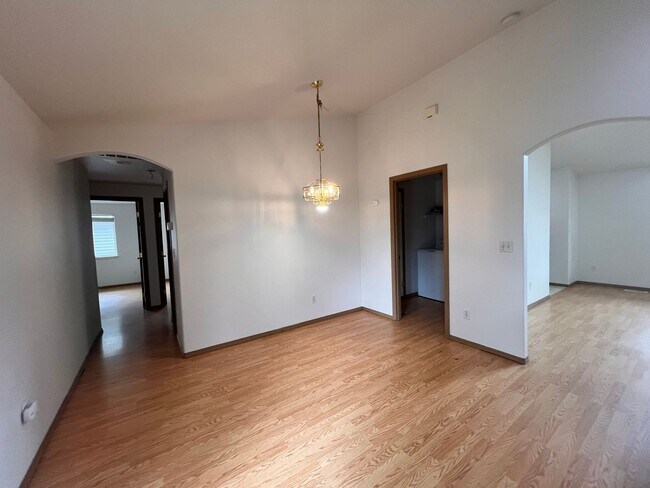 Building Photo - 4 Bedroom 2 Bathroom House Available Now!!!