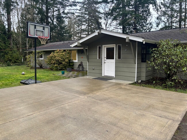 Foto del edificio - 4920 Gravelly Beach Rd NW