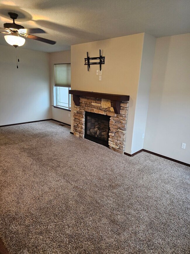 Building Photo - Beautiful 4 bedroom 2.5 bath CDA home for rent!