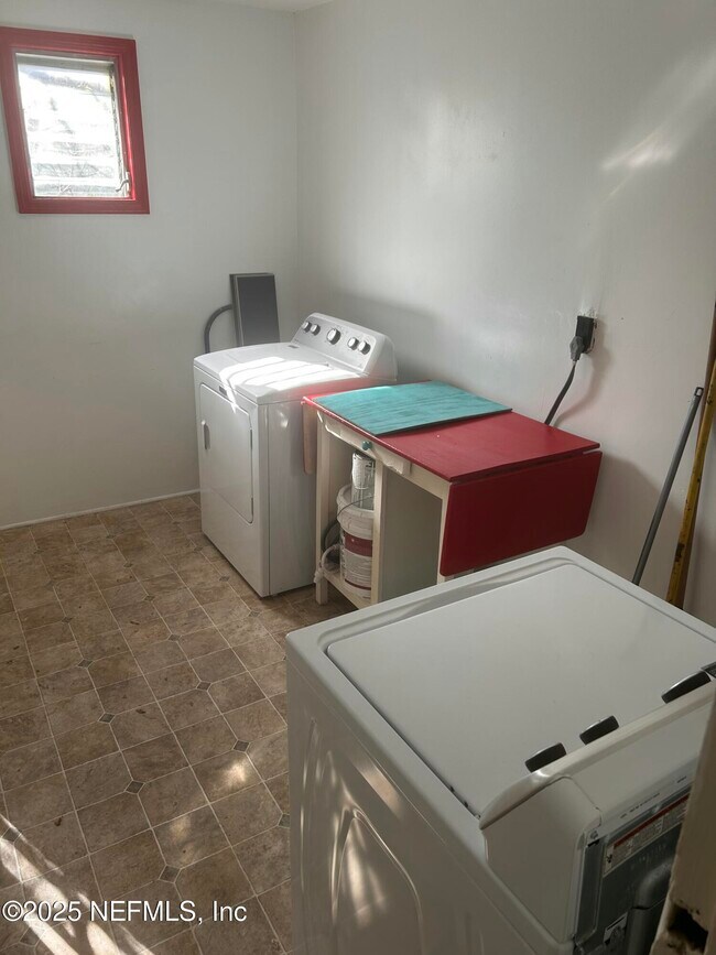 Foto del edificio - 258 Capella Rd