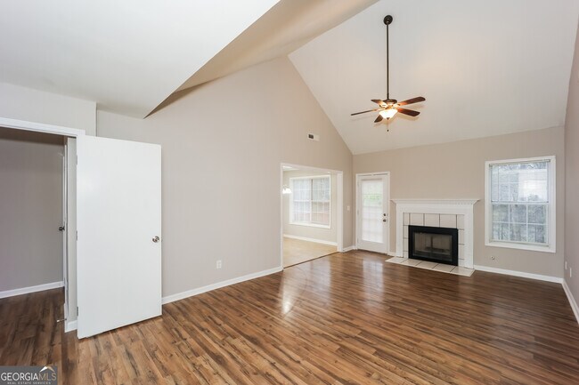 Building Photo - 2175 Lake Royale Dr
