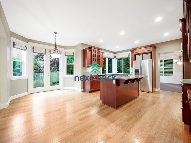 Building Photo - Spacious Home in Desirable Bellevue Neighb...