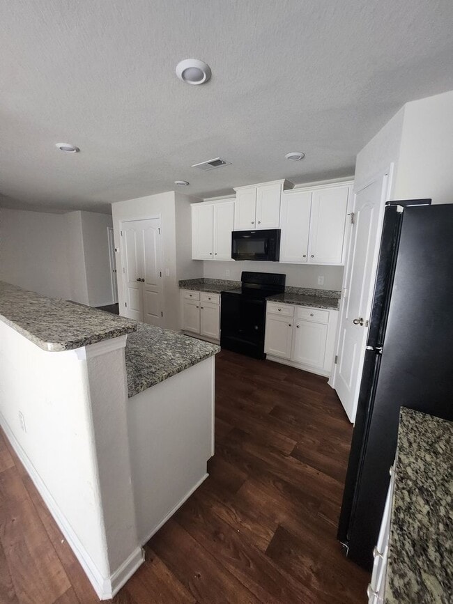 Foto del edificio - Beautiful End Unit in Paw Creek Village