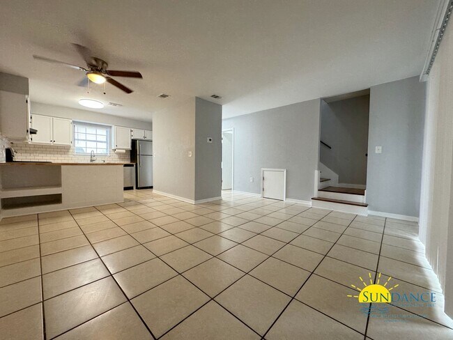 Building Photo - Great Location, Fully Renovated Townhouse!