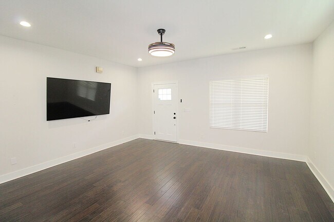 Building Photo - Modern 3-Bedroom Home with Fenced Yard & U...