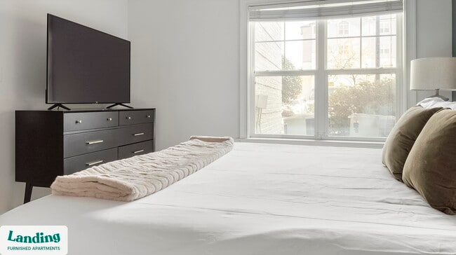 Building Photo - 925 Canterbury Rd NE