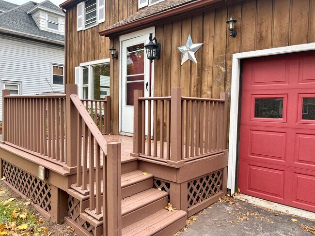 Building Photo - Spacious 3-bedroom, 1.5-bath Colonial in E...