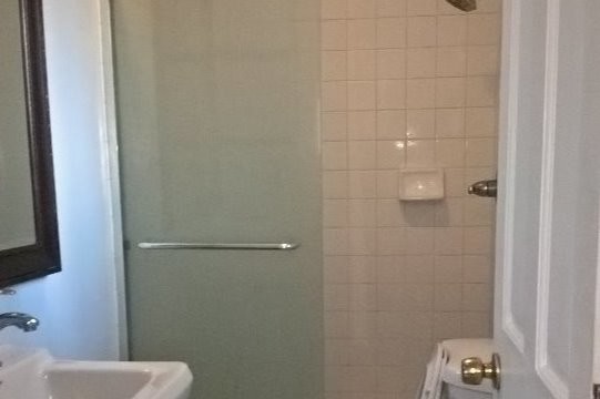 Full bathroom - 425 S 6th St