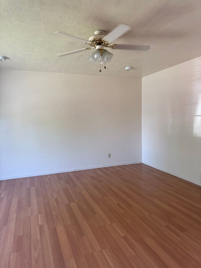 Building Photo - For Rent – Spacious 4 Bed, 3 Bath Home