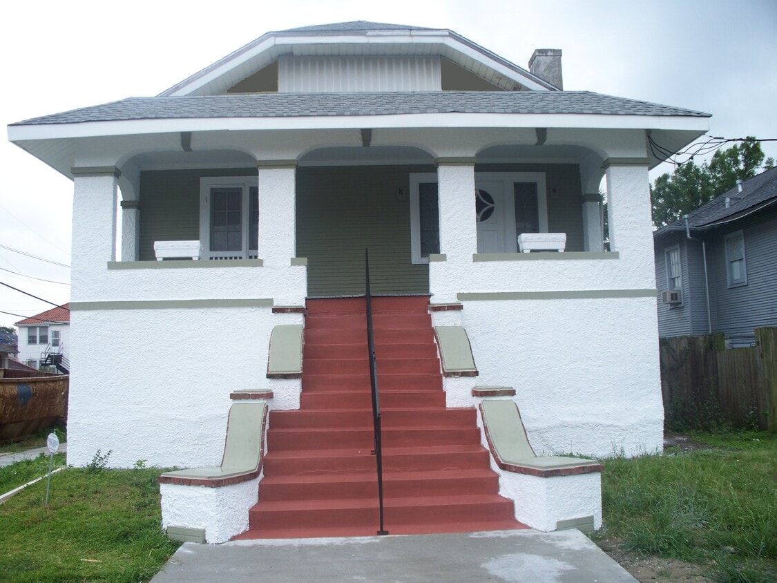 Front of House - 4300 S Johnson St