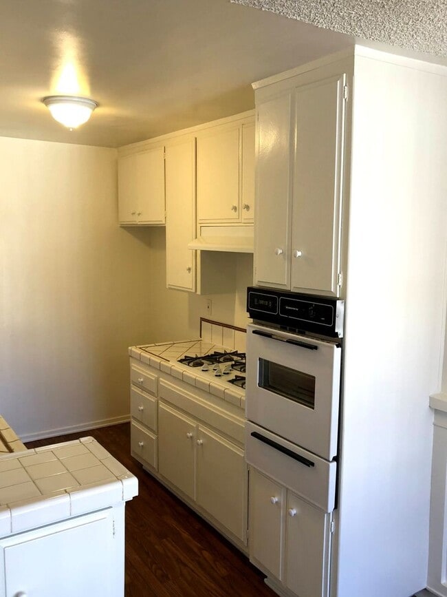 Building Photo - Large, spacious and bright 1bd/1ba central to everything!