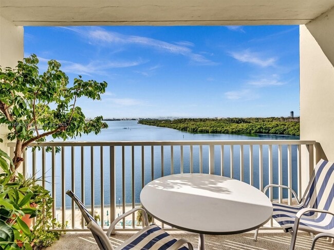 Building Photo - 300 Bayview Dr