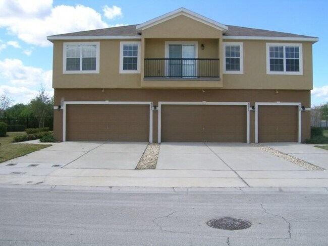 Foto del edificio - Freshly Painted 3-Bedroom Townhome with Garage and Driveway Parking, in St. Cloud, Florida
