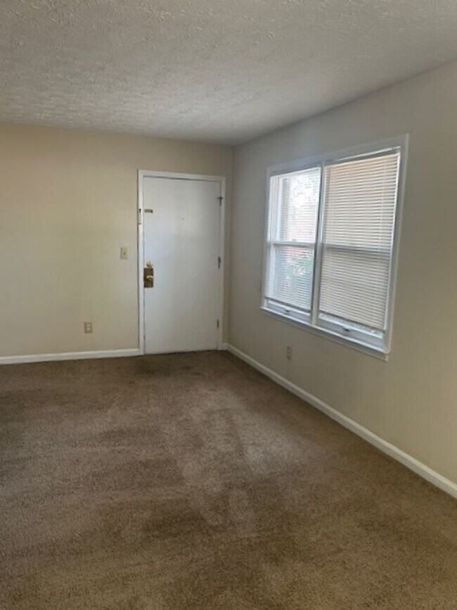 Foto del edificio - Camelot 2 Bedrooms. 1st Floor Apartment.  ...