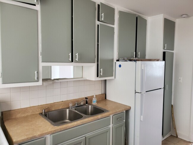 Cocina - 816 N Chapel Gate Ln