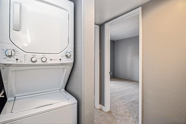 Building Photo - UPTOWN DISTRICT Ground Floor End Unit-2 Bedroom / 2 Bathroom-AVAILABLE NOW!