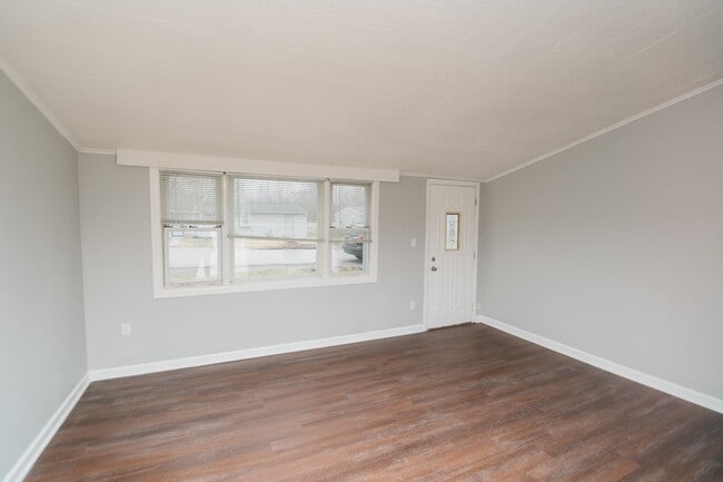 Building Photo - 3 Bedroom / 1 Bathroom Home for Rent in Crown Point