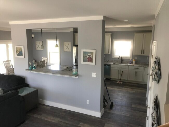 Building Photo - 211 Anglers Dr S