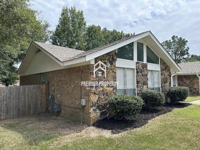 Building Photo - 6170 Live Oak Cove