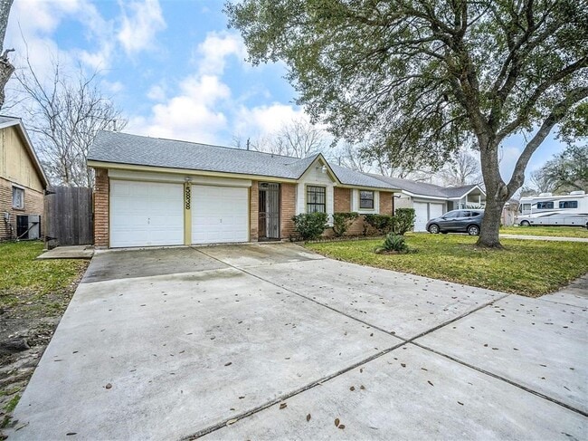 Building Photo - 5838 Ludington Dr