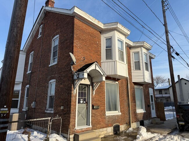 Foto del edificio - 4 bedroom townhouse for rent in Carlisle (bonus room with private entrance)