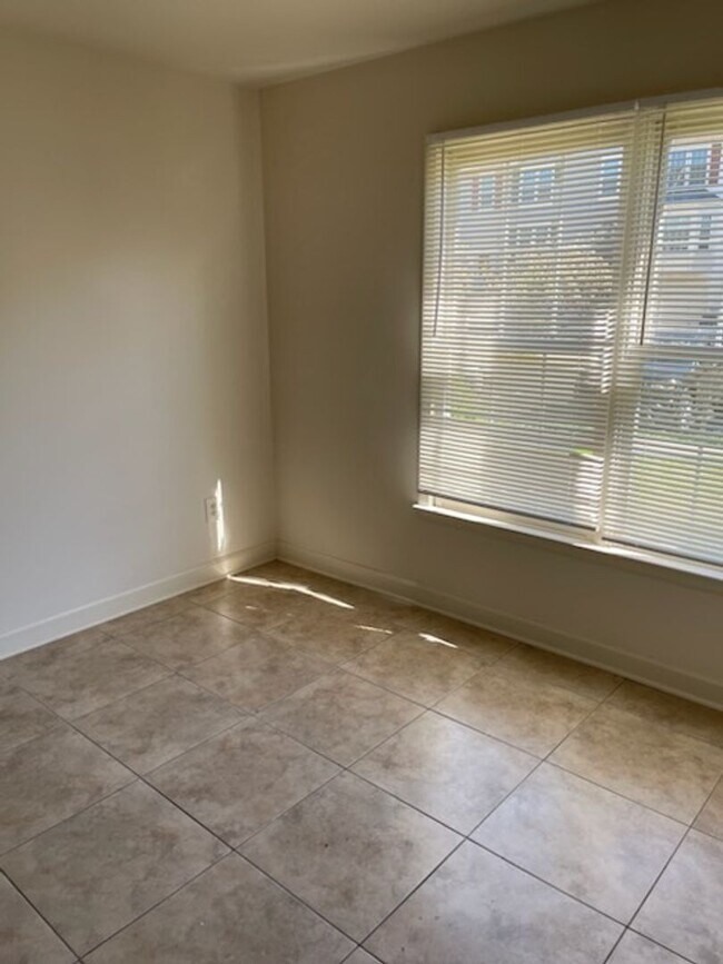 Building Photo - 5516 Sully Lake Dr