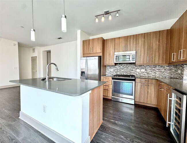 Building Photo - 2111 Westheimer Rd