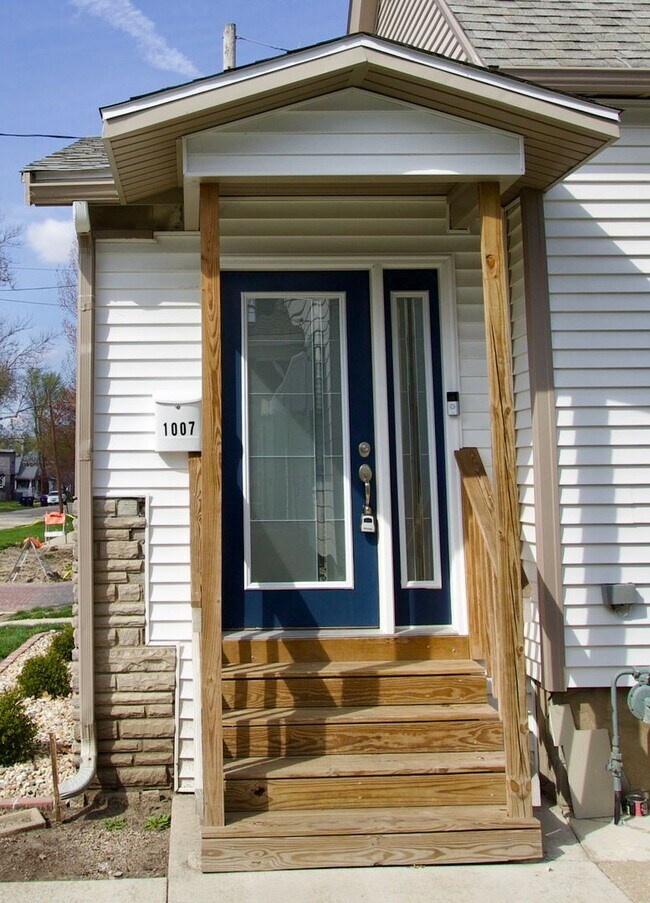 Foto del edificio - Modern rehabbed 2 Bedroom home with garage