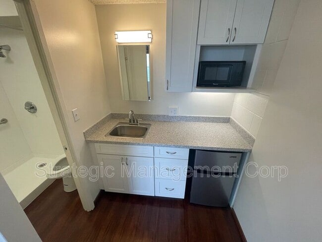 Building Photo - 1301 Lusitana St