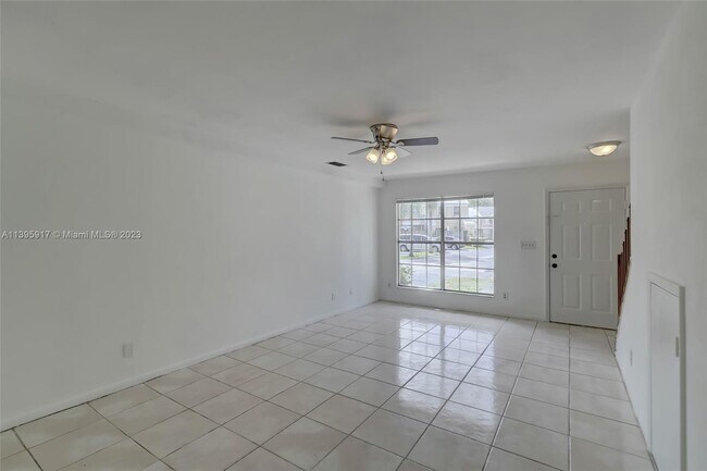 Building Photo - 2933 Cambridge Ln