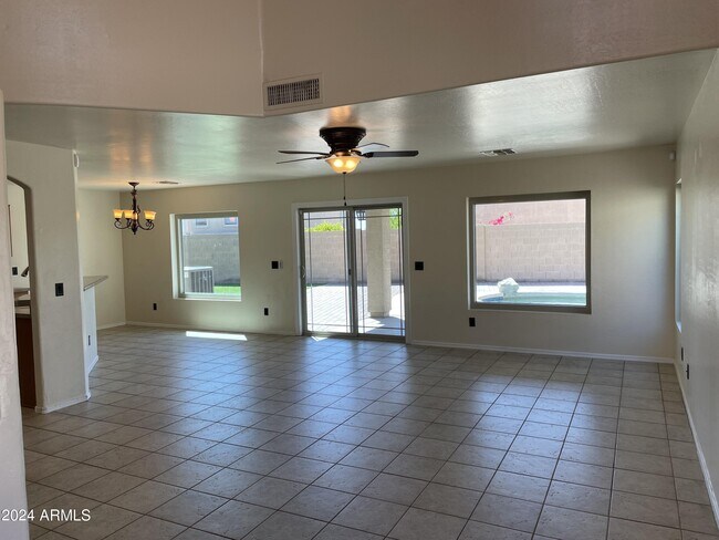 Foto del edificio - 22865 W Solano Dr