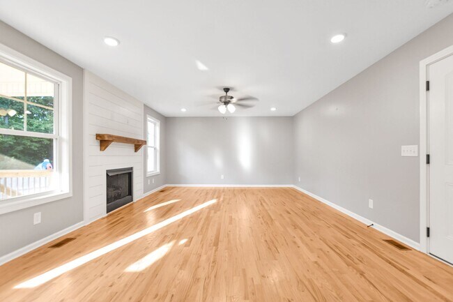 Building Photo - Pet Friendly Three Bedroom!