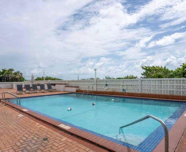 Foto del edificio - 6969 Collins Ave