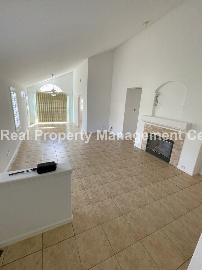 Foto del edificio - AVAILABLE NOW - Beautiful 3 Bed / 2 Bath i...